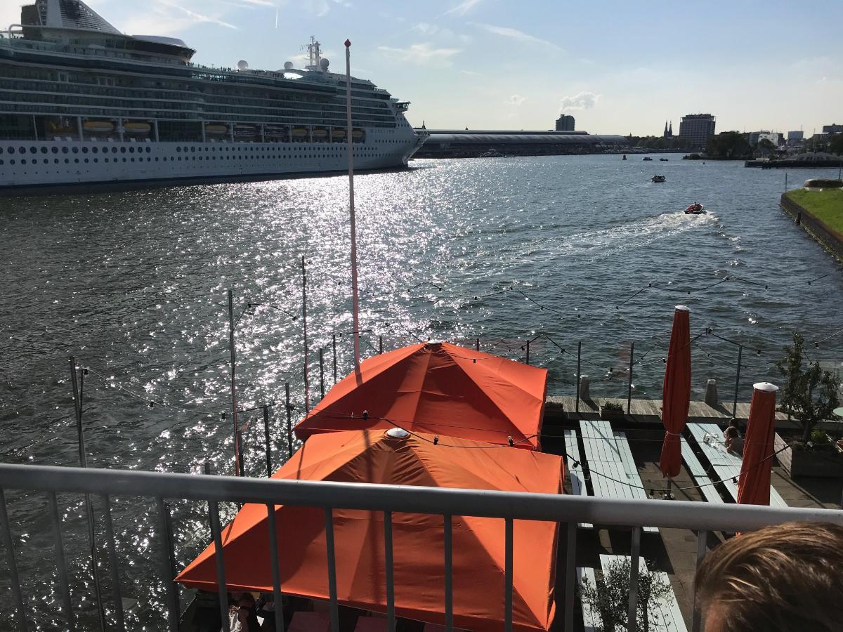 Het terras met Amsterdam CS
